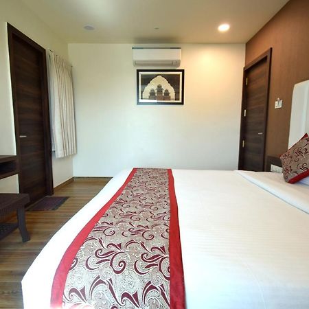Hotel Fun Park Sānand 外观 照片