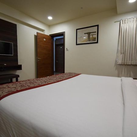 Hotel Fun Park Sānand 外观 照片