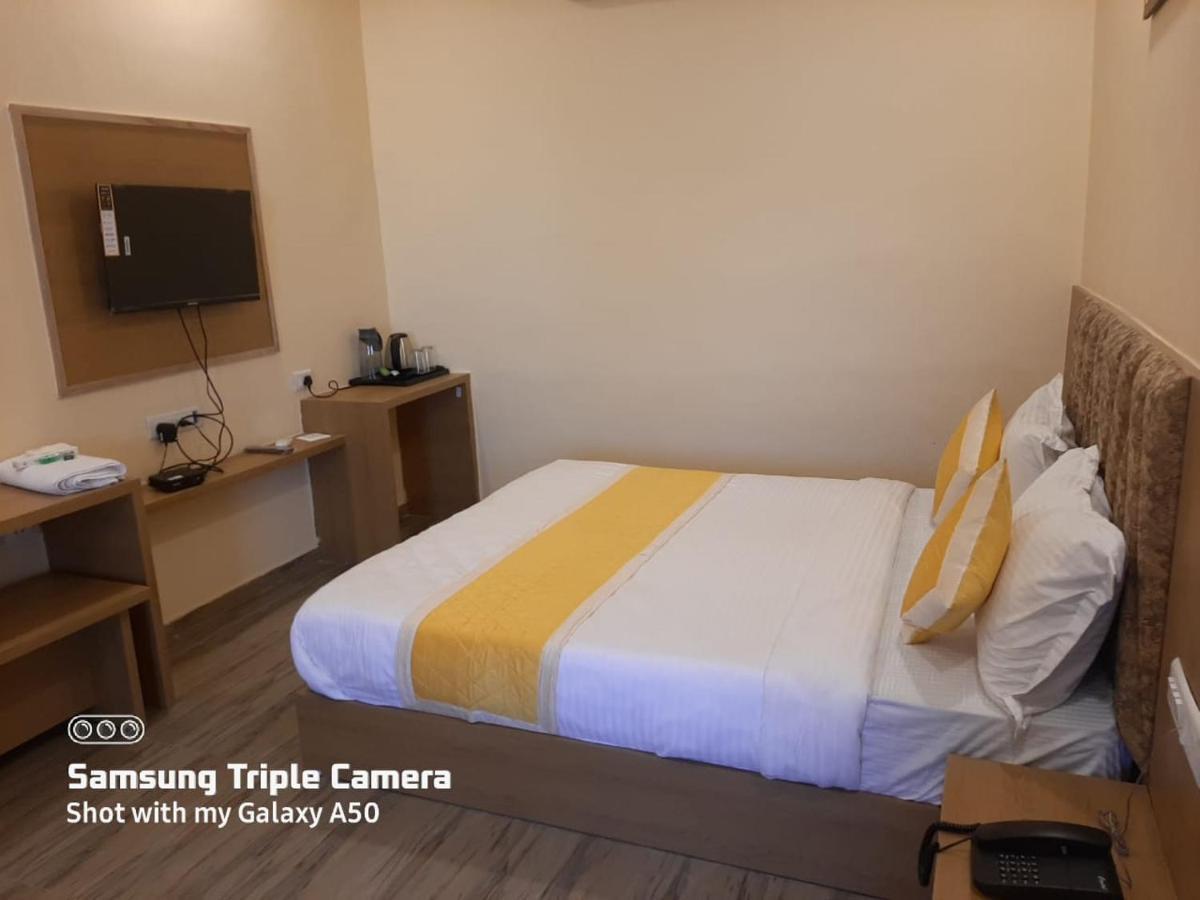 Hotel Fun Park Sānand 外观 照片