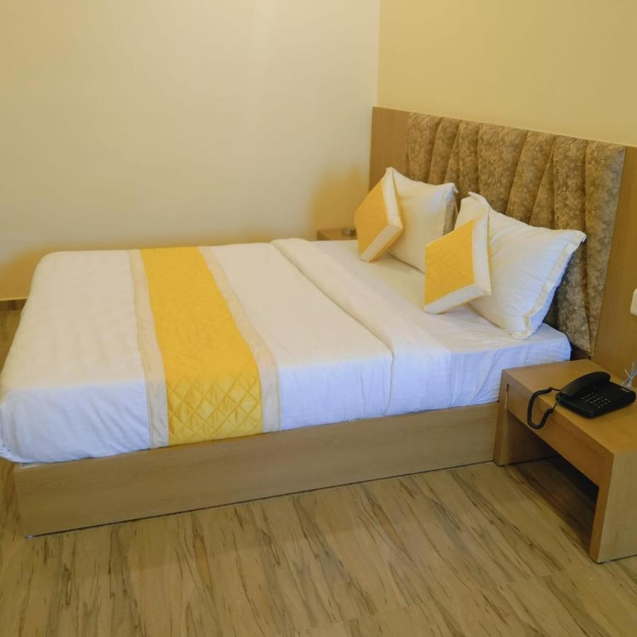 Hotel Fun Park Sānand 外观 照片