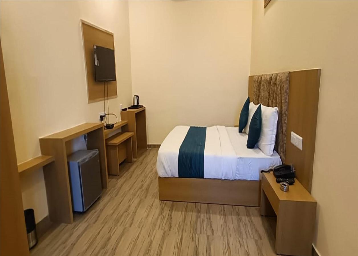 Hotel Fun Park Sānand 外观 照片