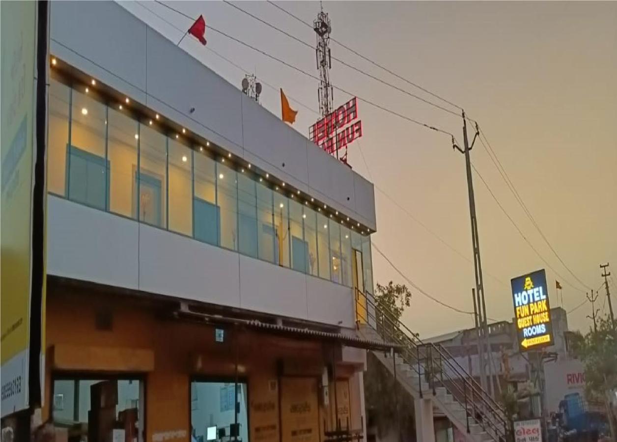 Hotel Fun Park Sānand 外观 照片