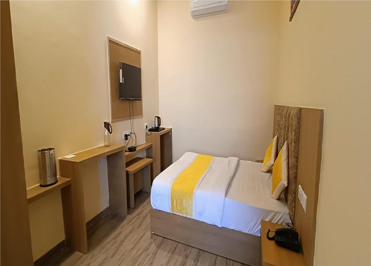 Hotel Fun Park Sānand 外观 照片