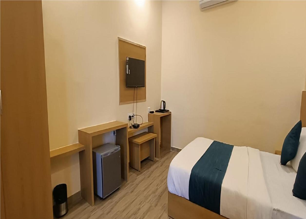 Hotel Fun Park Sānand 外观 照片