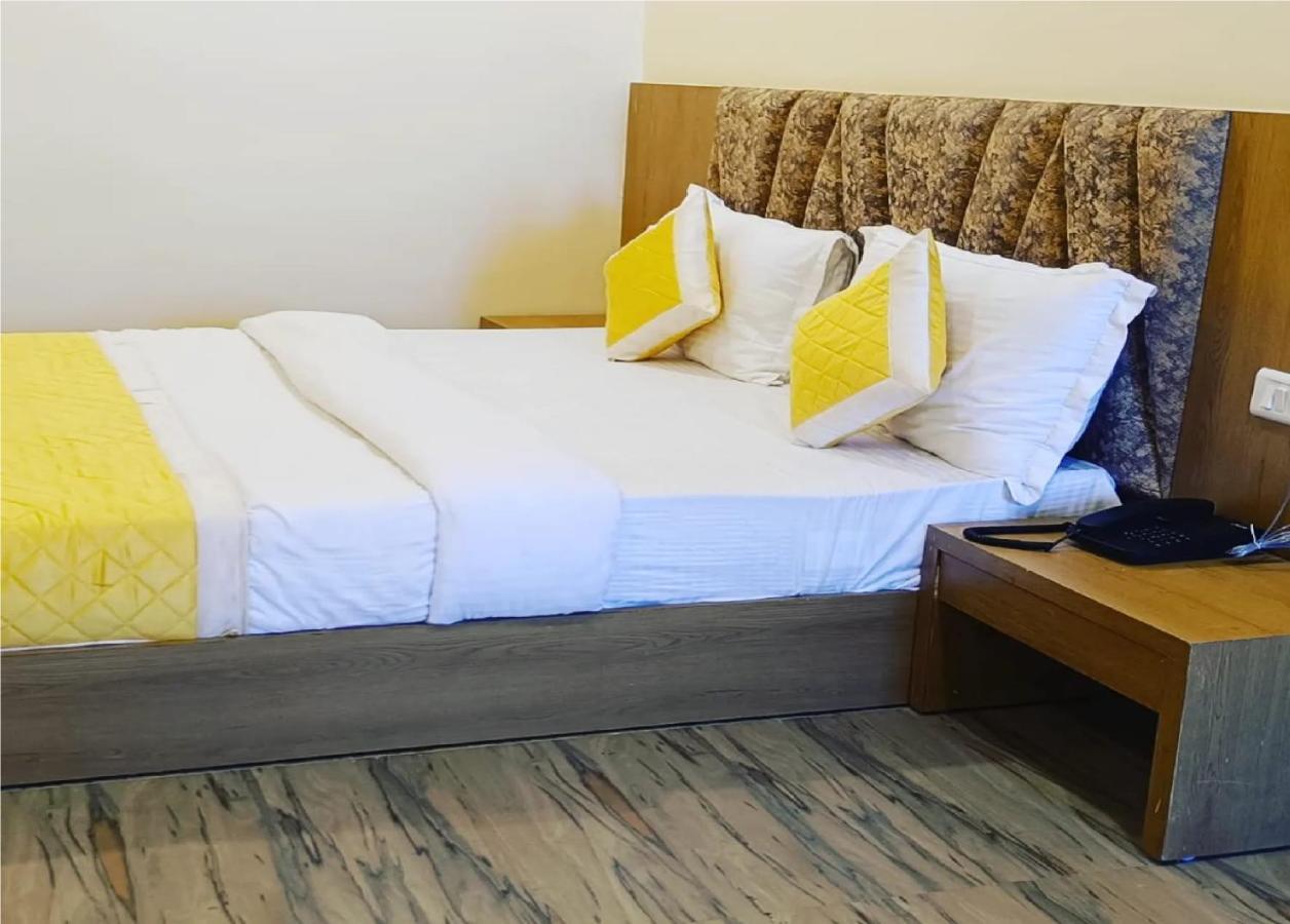 Hotel Fun Park Sānand 外观 照片