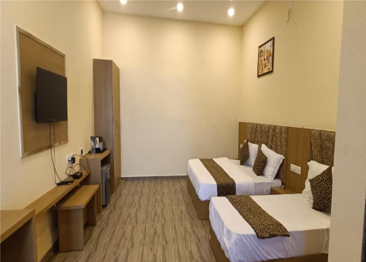 Hotel Fun Park Sānand 外观 照片