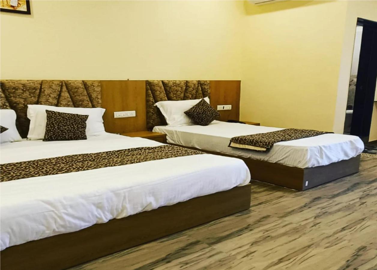 Hotel Fun Park Sānand 外观 照片