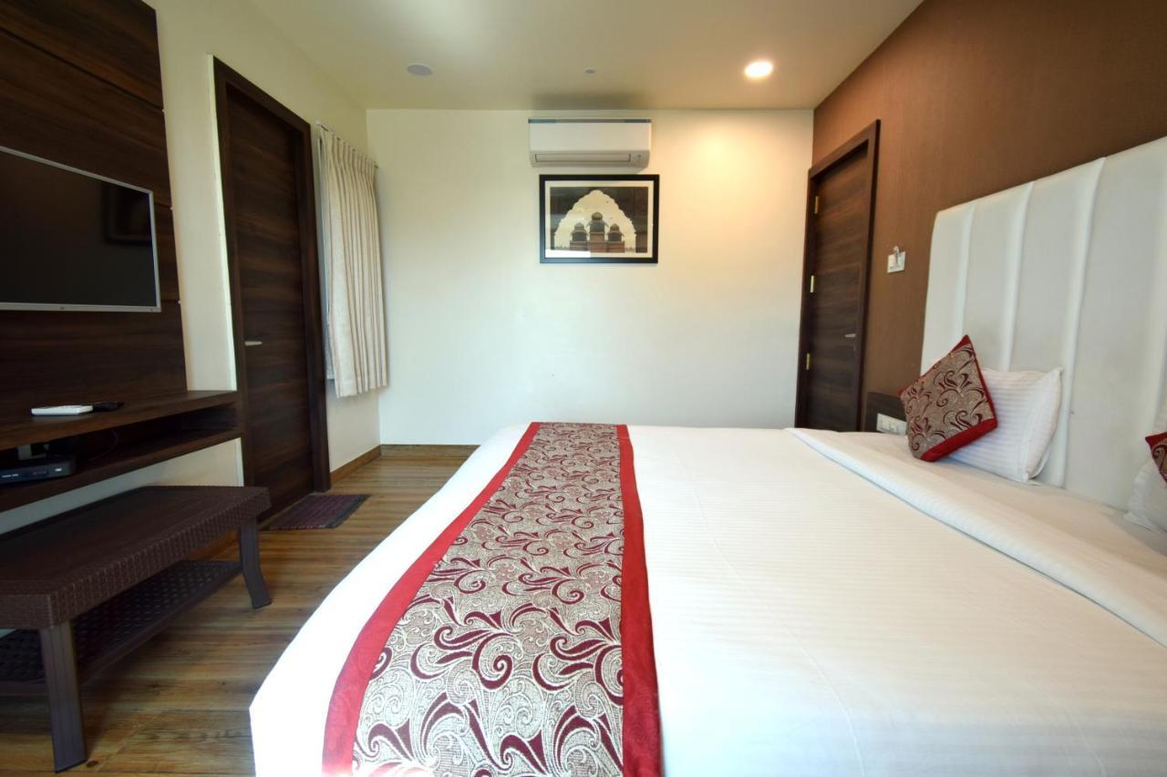 Hotel Fun Park Sānand 外观 照片