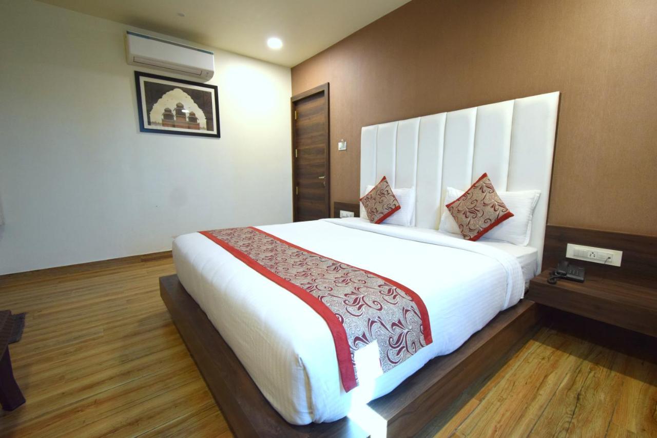 Hotel Fun Park Sānand 外观 照片