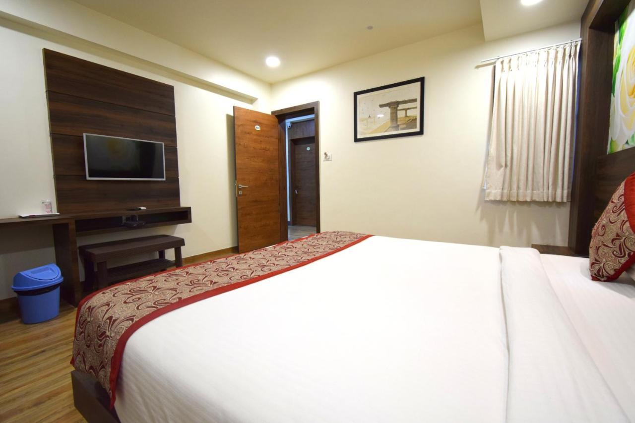Hotel Fun Park Sānand 外观 照片