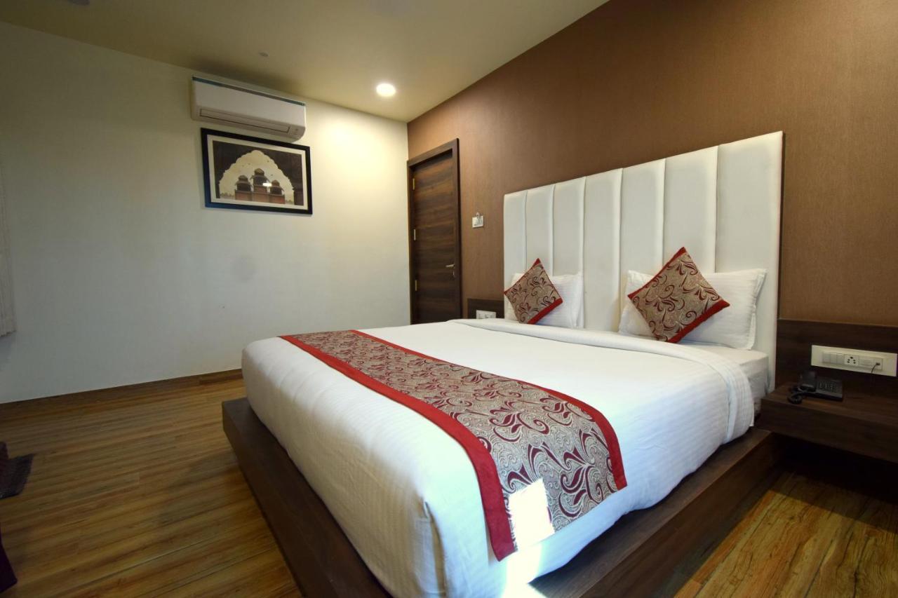 Hotel Fun Park Sānand 外观 照片